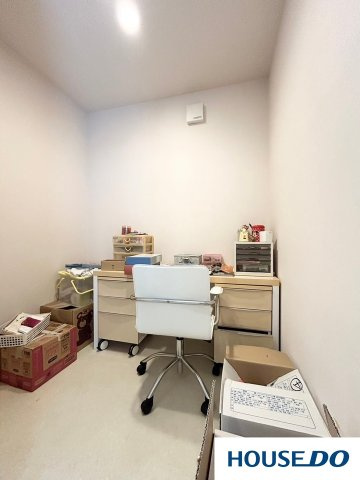 中古戸建　佐野市高萩町　積水ハウス施工住宅の収納|納戸はファミリークローゼットとして、どうぞ◎
どうしても収納を圧迫してしまう「冬物お布団」の収納にピッタリ♪
ストック品の収納としても便利ですね◎