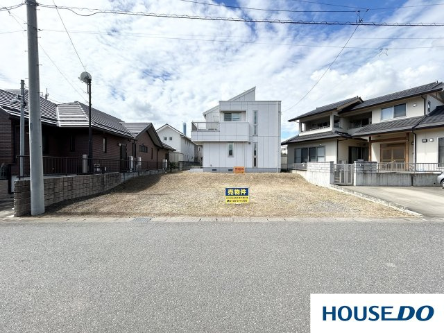中古戸建　佐野市高萩町　積水ハウス施工住宅の前面道路含む現地写真|現地は車通りの少ない道路に面しています♪
小さなお子様や大切なペットがいるご家庭には、
【車通りの多さ】はマストチェックポイント☆
