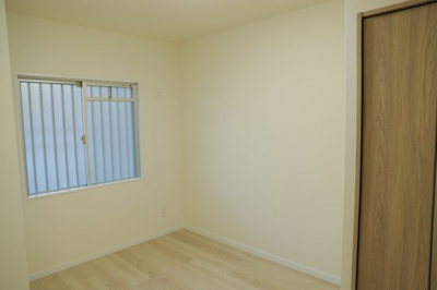 【洋室】 | ファミネス相模野 | 洋室のメリットは重い家具が置きやすく、身の回りが整理しやすいことです。 床がフローリングのため畳とは異なり凹みにくいです。 クローゼットなど収納が豊富で、普段使わない旅行カバンや服の整頓も簡単にです。