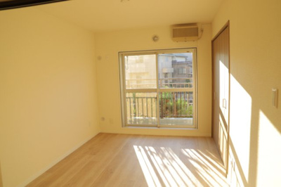 【寝室】 | ファミネス相模野 | 寝室でゆっくりと過ごすためにはベッド周りの適度な空間を担保することや窓の位置、照明の明るさ、寝室の広さなどを考える必要があります。自身や家族の構成とライフスタイルに併せて寝室にする部屋を選びましょう！