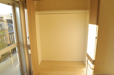 【収納】 | ファミネス相模野 | デザイン性を重視しすぎて収納が少なかった！なんてことにならないため、事前に現地で収納の数を確認しておくことをお勧めします。クローゼット以外にも床下収納や屋根裏収納、パントリーなどもチェックしましょう。