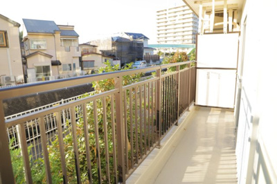 【バルコニー】 | ファミネス相模野 | バルコニーは、室外の専用スペースのうち、「屋根がなく開放された空間」であるものを指します。ベランダより広いタイプのものが多く、日当たりもよいため家庭菜園などを楽しみたい人にとって適した環境となります。