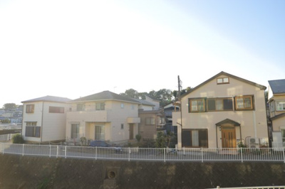 【展望】 | ファミネス相模野 | 眺望の良さを楽しめるダイニングキッチンで家族団らんの時間を過ごしてはいかがでしょうか。バルコニーから見える景色を家族で眺める時間は、時間が経つのを忘れてしまいそうですね。是非、現地を見に行きましょう！