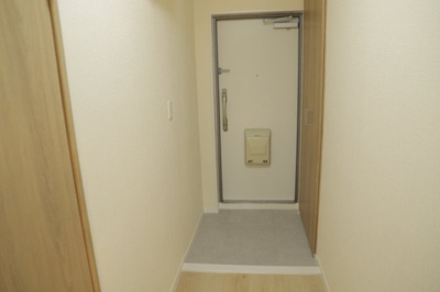 【玄関】 | ファミネス相模野 | 玄関は家の顔でもあり、家族以外の目にも止まる場所です。玄関は外との間を仕切る扉、靴などをしまっておく収納スペース、靴脱ぎのたたきスペース、来客とのやり取りをするドアホンなど複数のアイテムからなります。