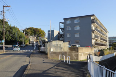 【現況写真】 | ファミネス相模野 | 外観はマンション管理がされているかの目安になります。築年数が古いと、壁面は劣化してひび割れが生じることも！建物が古びていても細かいところが修繕されていると、きちんと管理されているなぁと感じるでしょう。