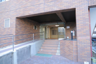 【エントランス】 | ファミネス相模野 | マンションのエントランスには、もともと風よけや防犯の役割がありますが、マンションによって宅配ボックスなどの設備が備わっている所もあります。日々の生活をイメージしながら生活しやすさをチェックしましょう。