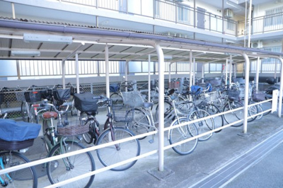 【駐輪場】 | ファミネス相模野 | マンションの駐輪場は、事前に空きがあるか確認を取ると安心です。せっかく入居したのに駐輪スペースがない！なんてことになったら大変ですよね。そこで、内見時や購入前にはまず事前に確認しておくと良いでしょう。