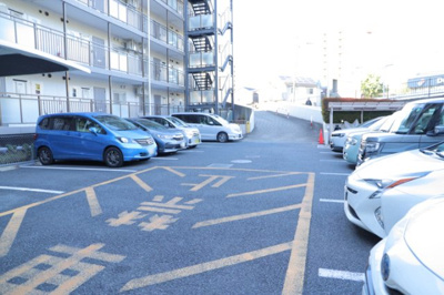 【駐車場】 | ファミネス相模野 | 車一台あたりに必要なスペースは、標準サイズの普通自動車で横幅2m50cm、長さ5mは必要になります。ただし、乗降のことも考慮して横幅3m30cm、長さ5m50cmほどは確保できるところを選びましょう。