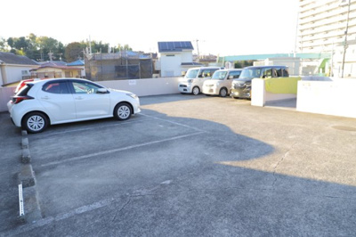 【駐車場】 | ファミネス相模野 | 駐車場と明記されていても、最小スペースでつくられた駐車場だと大型車は駐車できなかったり、出入りしにくくなったりする可能性があります。お車のサイズと購入したい物件の駐車場のサイズを現地で確認しましょう。