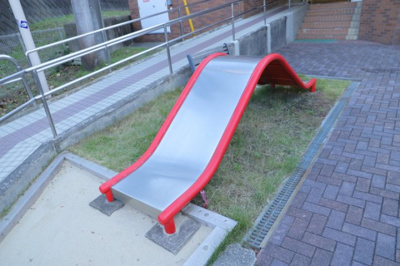 【庭】 | ファミネス相模野 | 物件によっては、入居者が個人的に使用できる専用庭がついているものもあります。また、住宅の中にある土間の部分を庭と呼ぶこともあります。庭の用途は住む人によって変わり、それによってデザインもさまざまです。