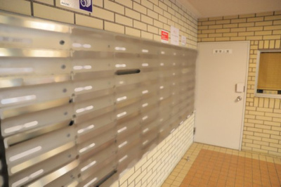 【設備】 | ファミネス相模野 | エントランス付近に設置されている集合ポストは、住んでいる部屋と離れているため、ポストをあさるなど誰かに何かされていても被害に気づきにくいです。入居する時には他人に特定されにくい番号で鍵をかけましょう！