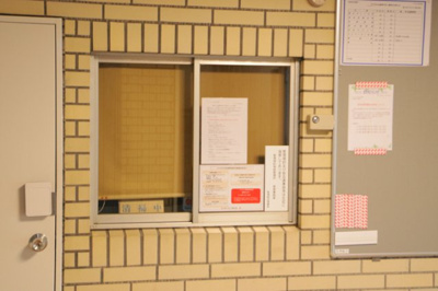 【受付】 | ファミネス相模野 | 受付はマンションコンシェルジュがいる場合もあれば、管理人が滞在する小部屋を総称して呼ぶことがあります。主にエントランスに設置されていることから、防犯面でも期待ができます。防犯設備がない場合はより安心！