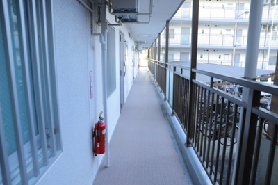 【その他共用部分】 | ファミネス相模野 | 共有部分は、住民なら誰もが使える設備のこと。例えば駐車場やエレベーター、インターネット設備、セキュリティ設備などがあります。他にも、マンションの廊下・外部階段やエントランス・ゴミ置き場などがあります。