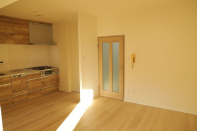 【ダイニング】 | ファミネス相模野 | ダイニングは、食事や家族の団らんスペースとしてだけではなく、ほかの用途としても使用することができます。ダイニングテーブルを置き、食事のためのスペースを作ることでリビングとの差別化を図ることができます。