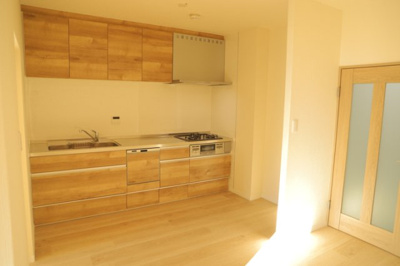 【キッチン】 | ファミネス相模野 | L型アイランドタイプは、キッチンからダイニングにもリビングにも目が行き届くので、とても使いやすい配置です。L字型独立タイプは、キッチンを独立させてるためLDKというよりもLDといった様なイメージです。