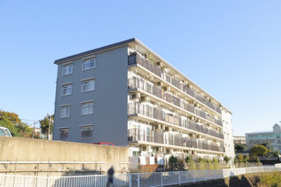 【構造・工法・仕様】 | ファミネス相模野 | ＲＣ造、Reinforced Concreteは直訳すると補強されたコンクリートです。主に柱や梁・床・壁が鉄筋とコンクリートで構成おり、鉄筋を組んだ型枠にコンクリートを流し込んで固めたものを指します。