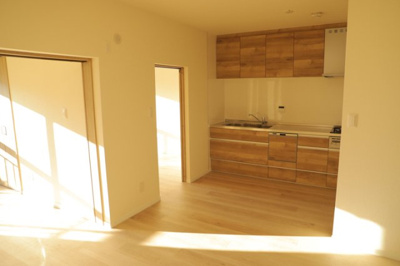 【居間・リビング】 | ファミネス相模野 | リビングの間取りの種類は大きくわけてリビングとダイニングが別になっているタイプ、リビングダイニング一体型です。どちらも一長一短ですので、家を選ぶ時はその両面をチェックして決めるようにしましょう。
