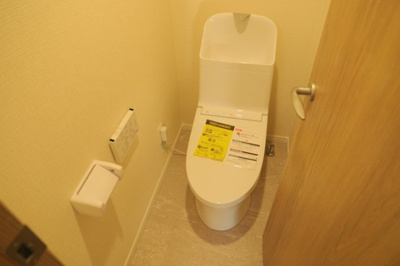 【トイレ】 | ファミネス相模野 | トイレは大きさや形、機能、抗菌性などが異なる多種多彩なタイプが各メーカーから出ています。それぞれに良さがあるため、事前にどういったタイプのトイレがいいのかをご家庭内で決めて、内見に行くといいでしょう。