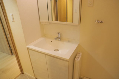 【独立洗面台】 | ファミネス相模野 | 洗面化粧台では顔を洗ったり、身だしなみを整えることが本来の使い方ですが、用途によっては洗面化粧台に求められる機能が違ってくるため、ご自身や家族のライフスタイルに合ったものを選ぶことをおすすめ致します。