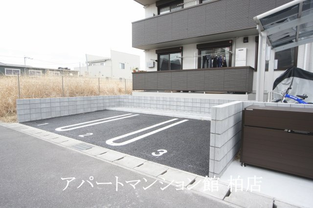 Noble Ferro C棟の駐車場