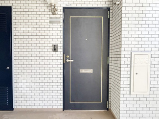 【その他共用部分】 | 皆様をお迎えする、お部屋の玄関ドア。開けやすさや開放角度、ドアノブの操作しやすさや鍵の形状などを、現地で一度ご確認ください。～即日のご見学可能～　お問合せはお気軽にどうぞ。