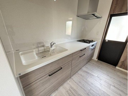 【キッチン】 | 収納が大きい新品のキッチンです。
3口のガスコンロとなっております。