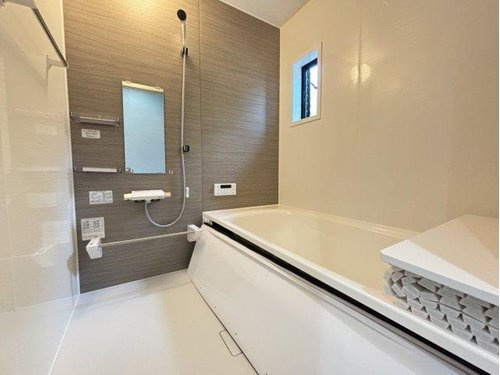 【浴室】 | 1坪以上の浴室。浴槽新品です。
小窓もついておりますので、カビも生えにくいです。