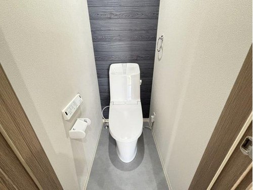 【トイレ】 | 清潔感漂うお手洗い場。トイレも新品です。
ウォシュレットもついております。
