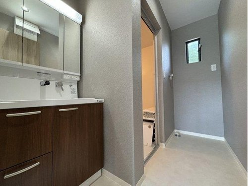 【独立洗面台】 | 新品の洗面台。
脱衣所にも小窓がついております。