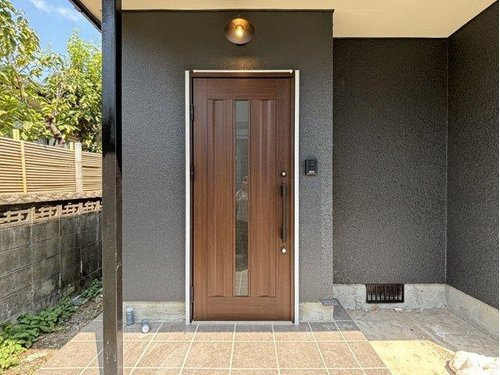 【玄関】 | 内装とは裏腹に黒を基調とした外装となっております。