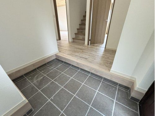 【玄関】 | タイル張りなのでお掃除も楽々です。