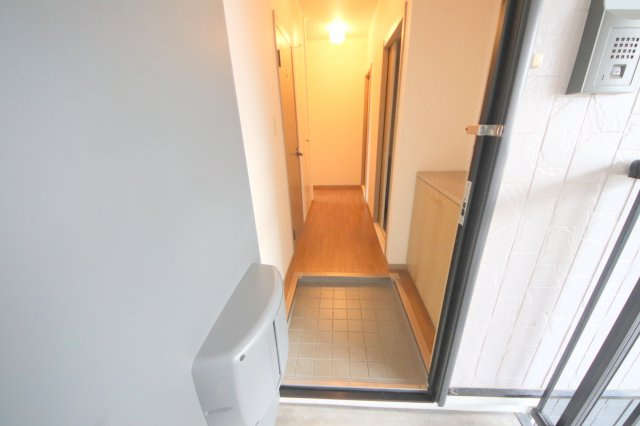 サンビレッジ学園前東坂E棟の玄関