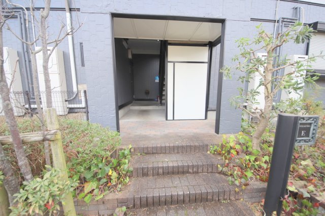 サンビレッジ学園前東坂E棟のエントランス