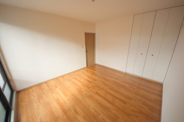 サンビレッジ学園前東坂E棟の居間・リビング