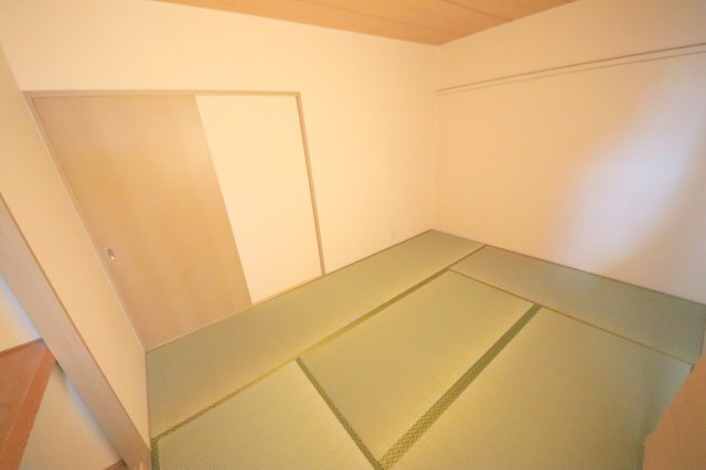 サンビレッジ学園前東坂E棟の和室