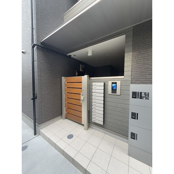 F＋style狭山・池尻中1号館のエントランス