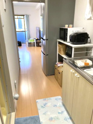 オクタワーズ松山道後の内装|自分らしく落ち着ける、清潔感あふれる居室。ベッドやソファを配置して、一番リラックスできる配置を考えるのも楽しみ。コンパクトながらも効率よく動けるキッチンも魅力的。