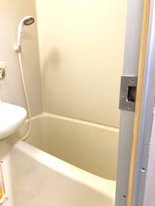 オクタワーズ松山道後の浴室|一日の終わりに自分を解き放つ、清潔な浴室。お気に入りの入浴剤を用意して、ゆったりと温まるひとときを。道後温泉本館へも徒歩7分なので、気分に合わせて外湯を楽しむ、温泉のある暮らしが叶いそう。