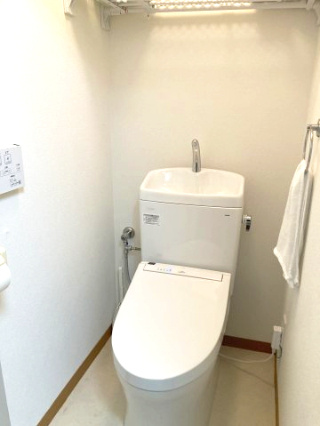 オクタワーズ松山道後のトイレ|いつも綺麗に保ちやすい、シンプルなデザインのトイレ。お気に入りの小物を飾って、プライベートな空間も自分らしく彩って。心地よく整えられた場所で、心からリラックスできる時間を過ごせそう。