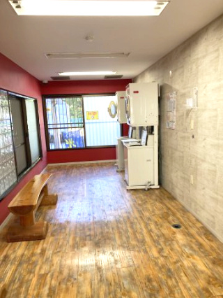 オクタワーズ松山道後のランドリースペース|マンション内にコインランドリーがあるから、大きなシーツの洗濯も楽々。家事を賢く時短して、浮いた時間でゆっくり自分を磨く、ゆとりの毎日になりそう。