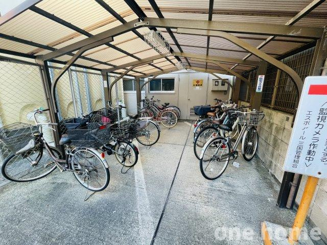 エスポワール三国の駐輪場|◆屋根付き駐輪場！平面で出し入れがスムーズです♪