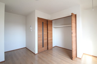 【収納】 | ドゥースール・ボワⅡ | 寝室にある収納です