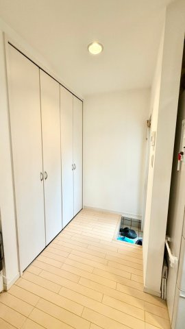 神戸市垂水区本多聞7丁目　中古戸建の収納|キッチン横勝手口＋収納