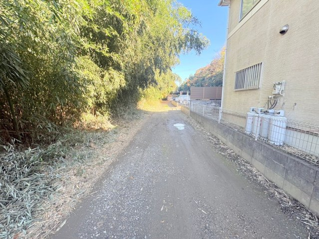川越市笠幡　資材置場用地　JR川越線『武蔵高萩駅』徒歩22分　の前面道路含む現地写真