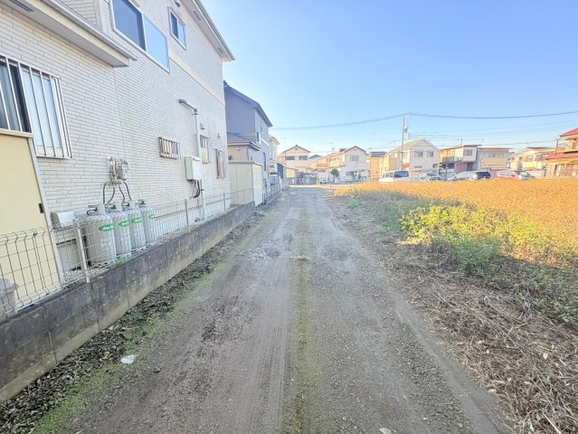 川越市笠幡　資材置場用地　JR川越線『武蔵高萩駅』徒歩22分　の前面道路含む現地写真