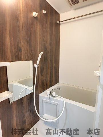 ロイヤルハウス赤間の浴室