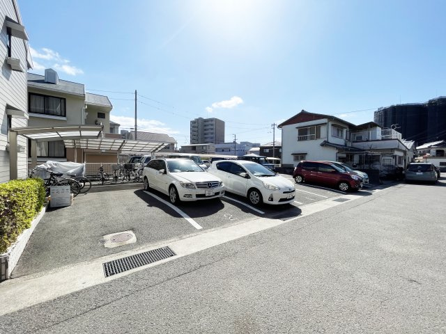 ファミール田宮の駐車場