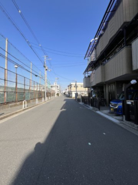 若江西新町４丁目中古戸建の前面道路含む現地写真|前面道路は広めです！
