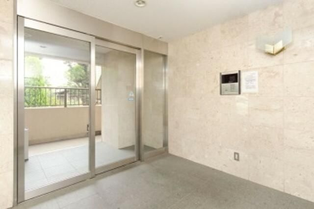 コンフォート一橋学園のエントランス