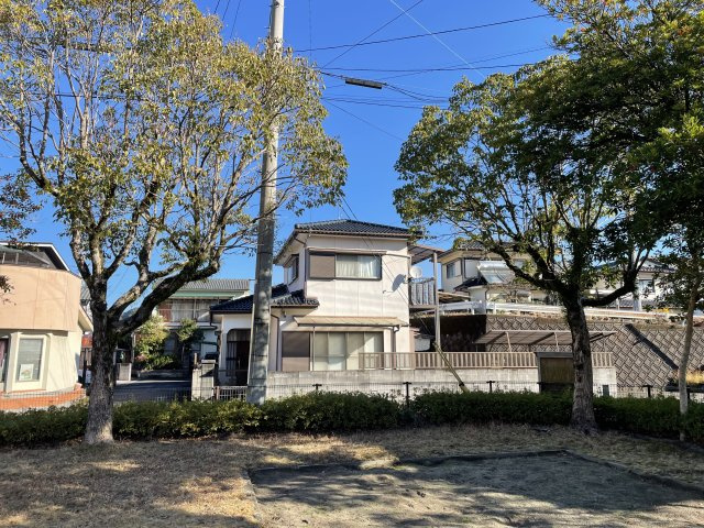 鹿児島市向陽二丁目戸建ての前面道路含む現地写真|物件南側の公園からの物件